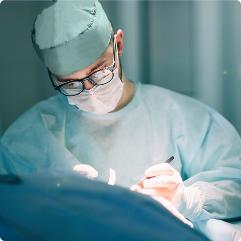 chirurgo in occhiali e mascherina chirurgica esegue intervento in sala operatoria, illuminazione svolta e strumenti medici visibili