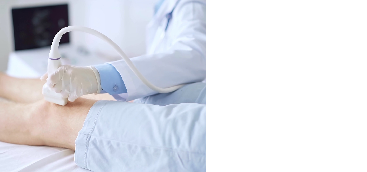 Procedura medica con medico in camice che usa strumentazione su paziente, rilascio ombra e guanti, situazione ospedaliera.