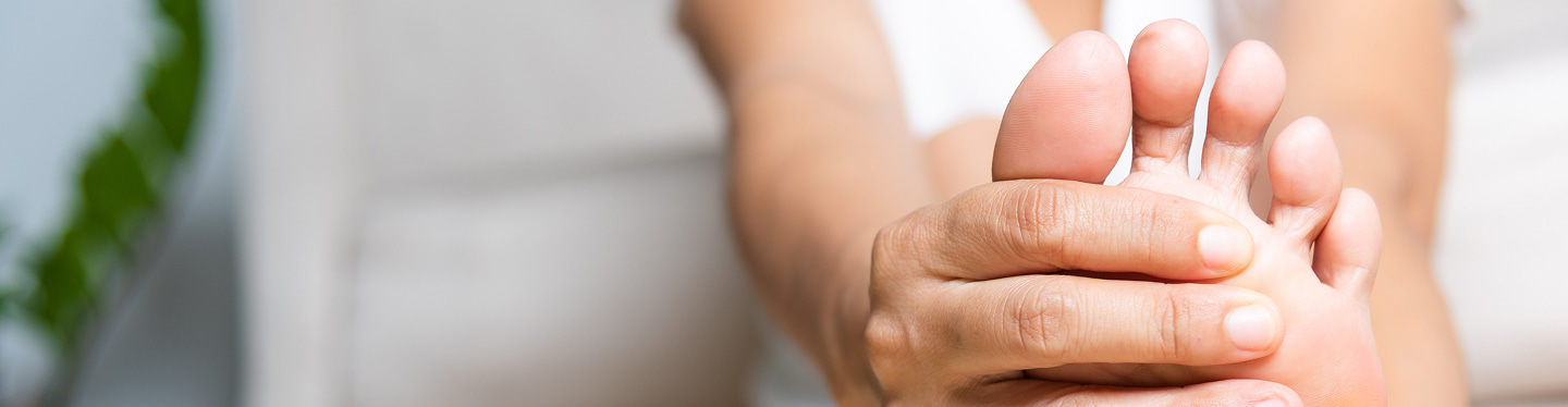 Immagine ravvicinata di una mano in primo piano, mani strette a formare un pugno o una presa, sfondo sfumato e colori neutri.
